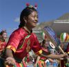 在第二届“藏博会”开幕式前，来自西藏昌都的演员在练习“热巴”舞（9月28日摄）。