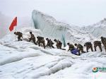 西藏边防兵海拔5000米全副武装拖轮胎