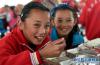 10月15日，10岁的藏族双胞胎小姐妹此里卓玛（左）和此里央宗在吃免费“营养午餐”。
