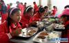 云南省迪庆藏族自治州德钦县第一小学的藏族学生在食堂里吃免费“营养午餐”。
