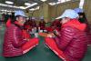 10月23日，来自西藏自治区儿童福利院的学生们在实践营活动中进行分组互动。