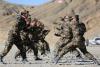 　10月25日上午，西藏公安边防总队日喀则支队作战参谋在实战化现场会进行警棍术表演。
