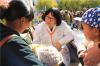 10月28日，北京解放军总医院儿科医生孟彦（中）克服强烈的高原反应，边吃药边为西藏堆龙德庆县羊达乡群众义诊。（摄影：达穷）