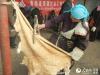 藏族老人展示用“最传统”技法刮羊皮制皮袄。