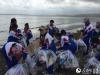 社工组织当地小学生在青海湖畔捡拾垃圾。