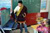 11月10日，天祝县抓喜秀龙乡代乾教学点的老师拉毛才旦在新建成的教室内给一年级学生上课。