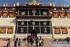 游客在云南省迪庆藏族自治州香格里拉市的藏传佛教寺院松赞林寺里参观（3月14日摄）。