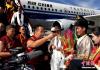 图为班禅在拉萨机场受到迎接。 中新社记者 李林 摄