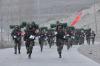 武警西藏总队特战队员从沼泽地中快速冲出集结（11月28日摄）。新华社记者 刘东君 摄