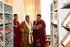  11月29日，班禅在西藏佛学院图书馆翻阅图书。　