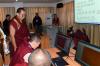 11月29日，班禅在了解西藏佛学院尼姑学员学习电脑情况。