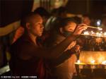西藏迎“燃灯日” 万人朝聚“点灯”祈福
