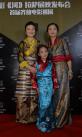 12月10日，小演员央金拉姆（中）与扮演母亲的演员仁增卓玛（右）等人在展映仪式上留影。