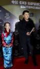 12月10日，藏族导演松太加（右）与小演员央金拉姆在展映仪式上亮相。