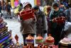 1月15日，几名藏族姑娘在小昭寺路口处的一家藏式年货店铺外选购代表风调雨顺、五谷丰登的切玛盒。