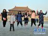 这是京藏两地藏汉族中学生一起参观浏览北京故宫，欢快地跳起来。