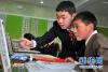 这是拉萨北京实验中学藏族中学生在工美附中同上书法课。