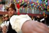 2月2日，在拉萨古城一座大院内，藏族朋友在团拜聚会上向大家敬献切玛。