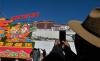 2月3日，藏族群众在装点一新的布达拉宫广场拍照。新华社记者 普布扎西 摄