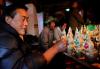 2月7日，手工艺人旺堆用糌粑和酥油花做形如佛塔的“夏浦”（一种当地藏历新年特有的供品）。 新华社记者 张汝锋 摄