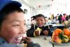 2月7日，拉萨西藏特殊学校的孩子们一起吃水果，迎接春节和藏历新年。当天是农历春节和藏历新年的除夕，拉萨处处张灯结彩，人们吃年夜饭迎新年，高原处处弥漫着藏汉同春贺新岁的祥和气氛。 新华社记者觉果摄