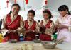 2月7日，拉萨西藏特殊学校的孩子们在老师的带领下包饺子，迎接春节和藏历新年。当天是农历春节和藏历新年的除夕，拉萨处处张灯结彩，人们吃年夜饭迎新年，高原处处弥漫着藏汉同春贺新岁的祥和气氛。 新华社记者觉果摄