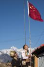 2月10日，西藏吉隆县乃村村民旺堆和女儿央金在自家房屋前挂国旗。新华社记者 张晓华 摄