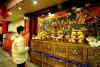 2月13日，游客在西藏博物馆内观看坛城展品。