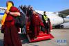 3月2日，出席十二届全国人大四次会议的西藏代表团乘飞机抵达北京。 新华社记者 才扬 摄