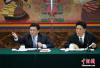 3月7日，出席十二届全国人大四次会议的西藏代表团举行全体会议，并对中外媒体开放。全国人大代表、自治区人大常委会主任白玛赤林(左)，全国人大代表、自治区主席洛桑江村回答记者提问。