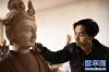 3月17日，在青海省黄南藏族自治州同仁县吾屯村，来自甘肃省临夏市的杨进仁在制作一尊佛像。