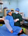 2016年3月18日 浙江来的“光明使者” 3月17日，患者边措做完手术后紧紧抓着姜方正医生的手，嘴里不停说着“吐吉切”(藏语，意为谢谢)。
