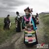 2014年8月15日，巴定村望果节，转青稞地的妇女。