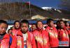 藏族三胞胎立青农布（前左二）、扎史农布（前左三）和斯那农布（前左四）在学校里参加课外活动（3月25日摄）。