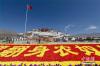3月27日，西藏拉萨布达拉宫广场摆放巨型标语，迎接西藏百万农奴解放57周年纪念日。 中新社记者 李林 摄