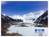 图为3月30日，几位游客在西藏波密县米堆冰川前的融湖边游览。（新华网 达娃摄）