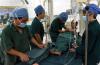 4月12日，北京安贞医院医护人员在为西藏先心病患儿作内科介入术前准备。 