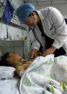 4月12日，北京安贞医院小儿心脏中心副主任顾虹在为术后患儿作听诊检查。