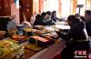 4月12日，布达拉宫丝织品普查建档小组工作现场。李林 摄