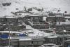 这是4月14日清晨拍摄的大雪覆盖下的西藏山南地区错那县城街景。