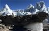 正在消退的西藏山南浪卡子县境内的岗布冰川（2014年12月6日摄）。 