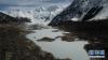 这是2016年4月19日在西藏林芝市波密县境内的米堆冰川缩退后遗留下的冰碛湖。