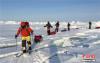 图为登山队员跨过随处可见的冰裂缝。 何鹏飞 摄