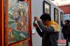 4月27日，“指尖神韵”藏族唐卡大师丹巴绕旦师徒作品展在拉萨开展，此次展览共展出师徒作品有60余幅。唐卡是藏族文化中一种独具特色的绘画艺术形式，题材内容涉及藏族的宗教、历史、文化和社会生活等诸多领域，被称为藏族的“百科全书”。李林 摄