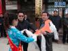 4月27日，在理塘城区，第三批乐山援建工作组领队朱勇智向理塘县副县长赖文斌交接公交车钥匙。