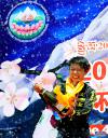 5月2日，获得女子组第一名的中国选手胡汝在领奖台上喷洒香槟庆祝。