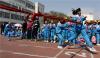 4月29日，一名学生在200米决赛中冲刺。