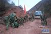 5月11日，武警昌都市支队丁青县中队官兵在清理昌都市丁青县嘎塔乡果东村道路。