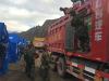 5月12日，武警官兵在西藏丁青县嘎塔乡果东村地震灾区搬运救灾物资。