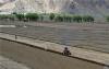 5月13日，日喀则市白朗县巴扎乡的农民在农忙时节驾驶拖拉机耕地，准备播种青稞。